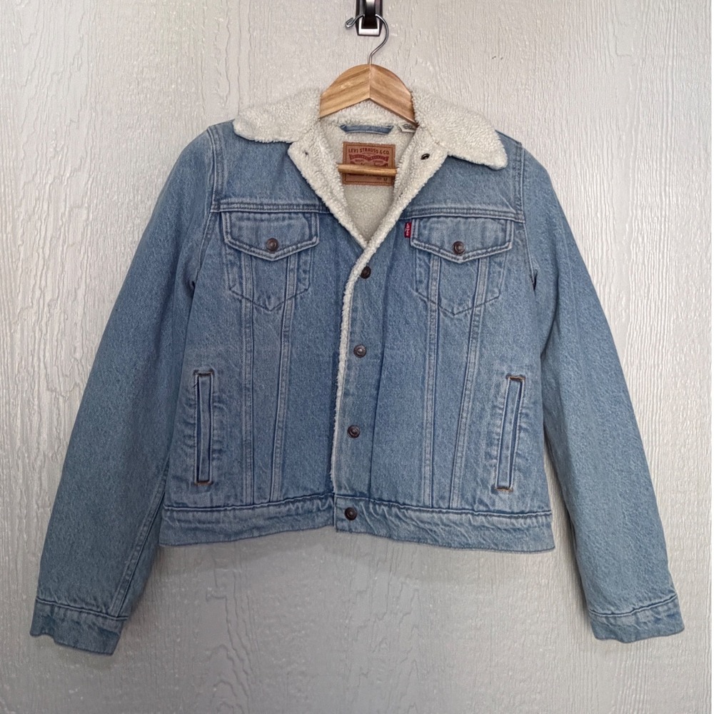 Levi's Sherpa Lined Trucker Jacket Light Wash Denim Faux Fur Size Medium 1386